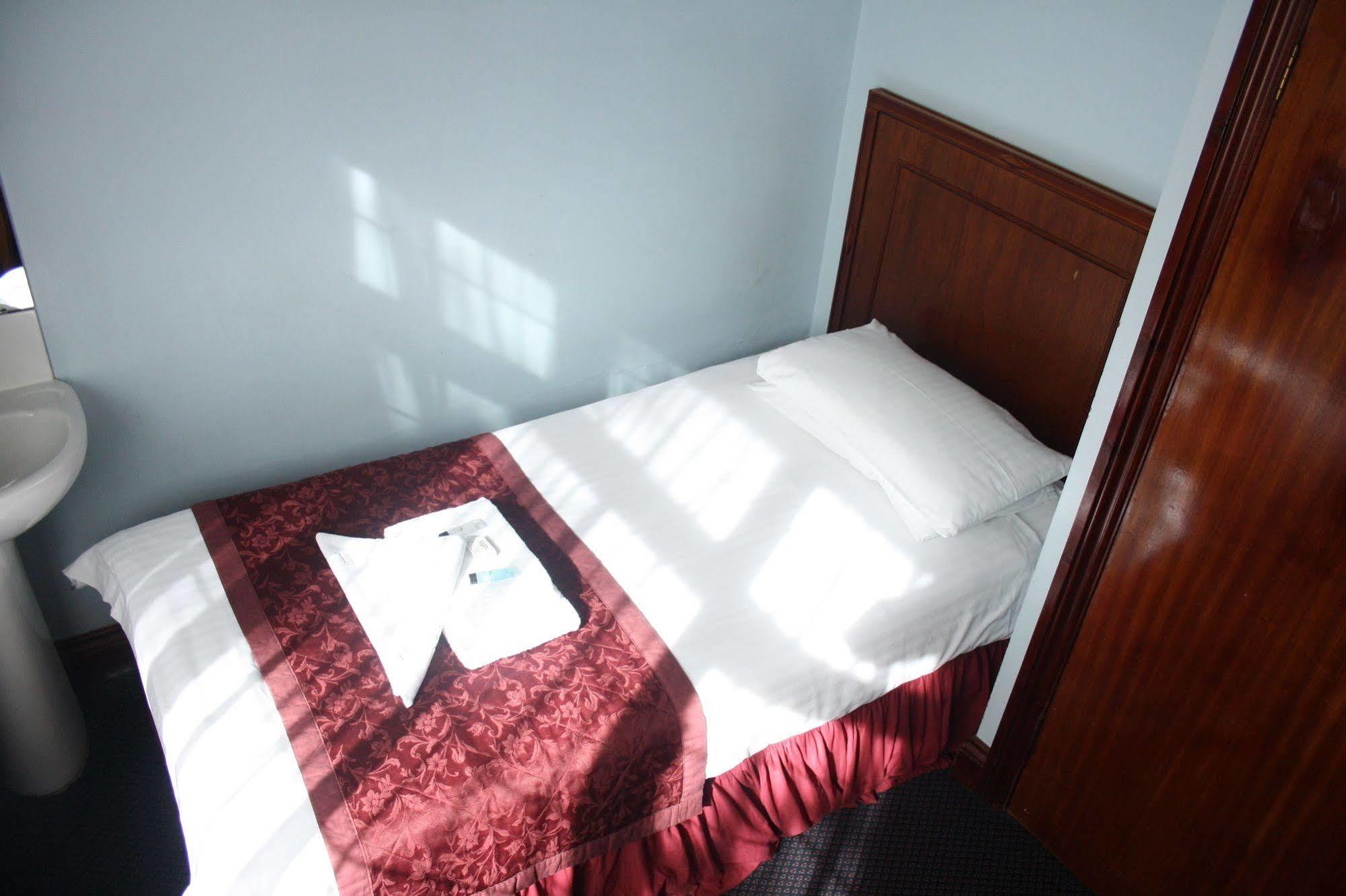 Kings Paget Hotel West Drayton  Bagian luar foto