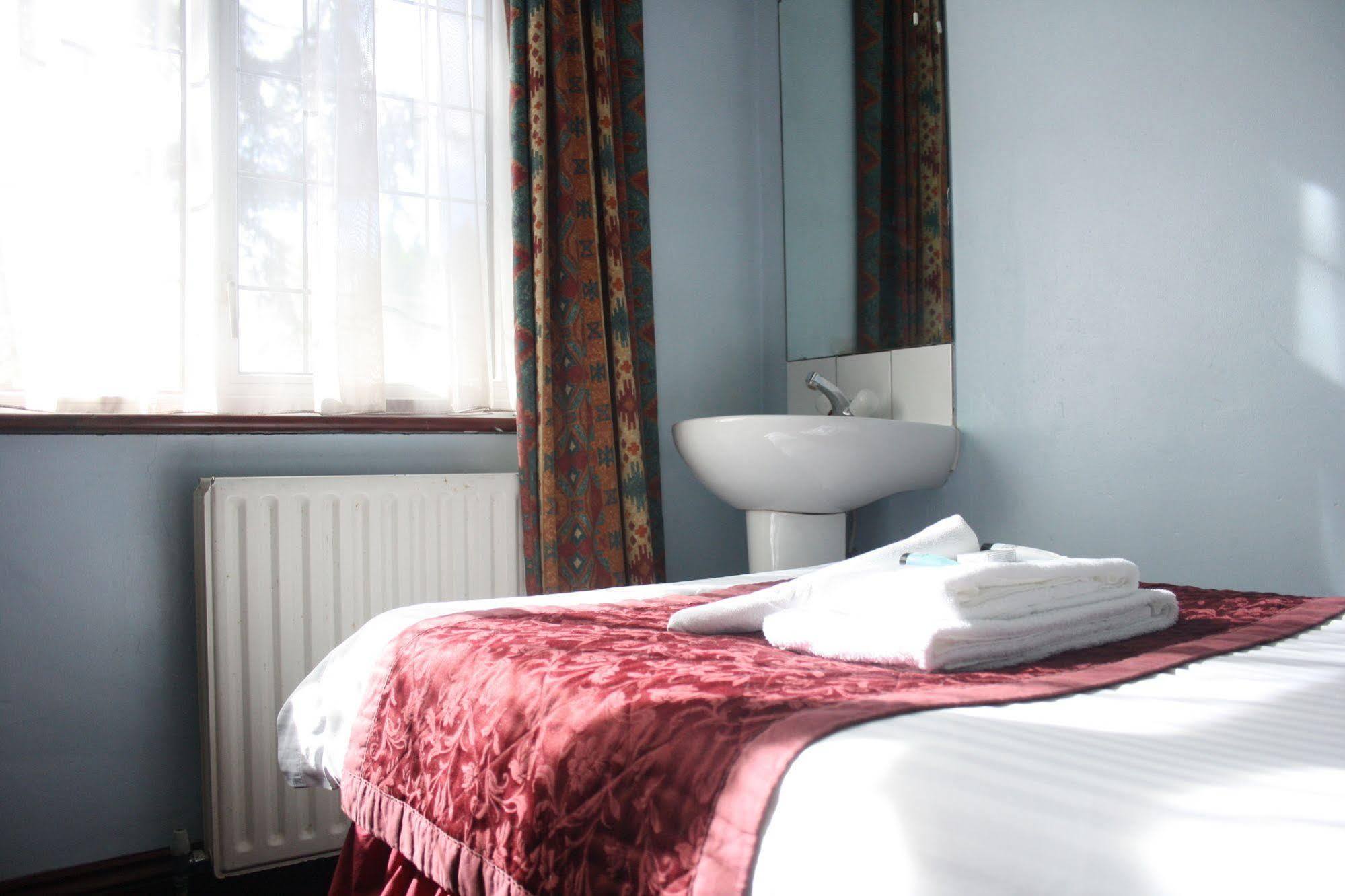 Kings Paget Hotel West Drayton  Bagian luar foto